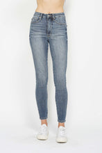 Load image into Gallery viewer, JUDY BLUE Tummy Control Contrast Wash Skinny Jeans