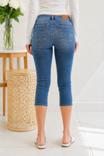 Load image into Gallery viewer, JUDY BLUE Midtown Capri Jeans