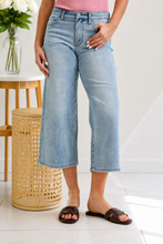 Load image into Gallery viewer, JUDY BLUE Easy Street Cropped Denim Jeans