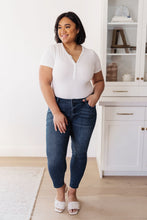 Load image into Gallery viewer, JUDY BLUE Mid-Rise Relaxed Fit Mineral Wash Jeans