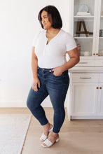 Load image into Gallery viewer, JUDY BLUE Mid-Rise Relaxed Fit Mineral Wash Jeans