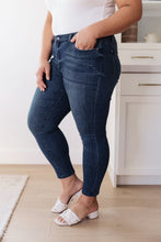 Load image into Gallery viewer, JUDY BLUE Mid-Rise Relaxed Fit Mineral Wash Jeans