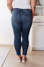 Load image into Gallery viewer, JUDY BLUE Mid-Rise Relaxed Fit Mineral Wash Jeans