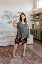 Load image into Gallery viewer, Perfectly Pristine Floral Pencil Skirt
