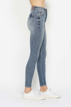 Load image into Gallery viewer, JUDY BLUE Tummy Control Contrast Wash Skinny Jeans