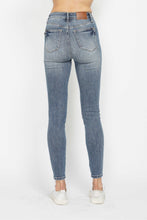 Load image into Gallery viewer, JUDY BLUE Tummy Control Contrast Wash Skinny Jeans
