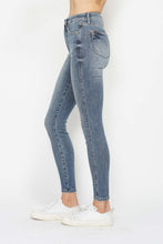 Load image into Gallery viewer, JUDY BLUE Tummy Control Contrast Wash Skinny Jeans