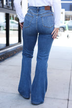 Load image into Gallery viewer, Judy Blue Medium Wash High Rise Flare Jeans
