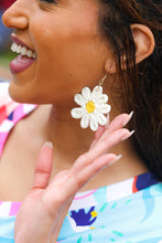 Load image into Gallery viewer, Daisy Flower Straw  Dangle Earrings in Ivory
