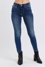 Load image into Gallery viewer, Judy Blue Mid-Rise Waist Skinny Jeans with Pockets
