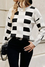 Load image into Gallery viewer, Color Block Round Neck Sweater
