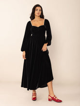 Load image into Gallery viewer, Sweetheart Neck Long Sleeve Midi Dress
