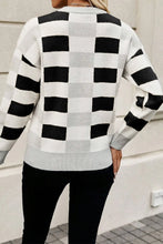 Load image into Gallery viewer, Color Block Round Neck Sweater
