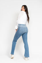 Load image into Gallery viewer, Judy Blue Medium Wash High Rise Bootcut Jeans
