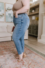 Load image into Gallery viewer, Betsy High Rise Control Top Shield Pocket Skinny Jeans by Judy Blue
