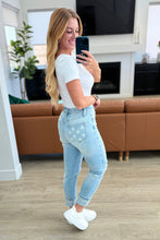 Load image into Gallery viewer, JUDY BLUE Sam Mid Rise Star Pocket Boyfriend Jeans
