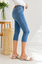 Load image into Gallery viewer, JUDY BLUE Midtown Capri Jeans
