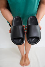 Load image into Gallery viewer, Everyday Sandals in Black
