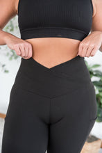 Load image into Gallery viewer, Criss Cross Pocket Leggings in Black
