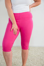 Load image into Gallery viewer, Point of Return Capri Leggings in Pink
