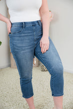 Load image into Gallery viewer, Today&#39;s Musings Cool Denim Judy Blue Capris
