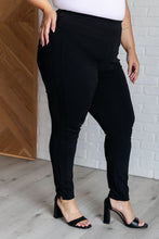 Load image into Gallery viewer, Magic Skinny 28&quot; Pants in Black
