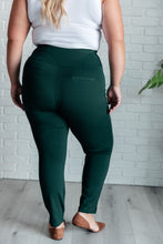 Load image into Gallery viewer, Magic Skinny 28&quot; Pants in Hunter Green
