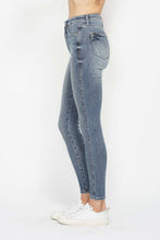 Load image into Gallery viewer, Judy Blue Tummy Control Contrast Wash Skinny Jeans
