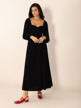 Load image into Gallery viewer, Sweetheart Neck Long Sleeve Midi Dress
