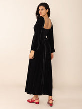 Load image into Gallery viewer, Sweetheart Neck Long Sleeve Midi Dress
