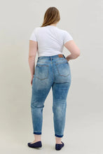 Load image into Gallery viewer, JUDY BLUE Mid Rise Rigid Magic Release Hem Jeans
