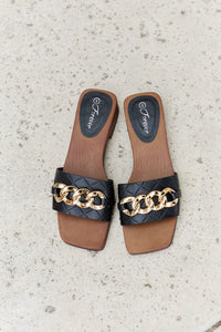 Stunning Vibes Square Toe Chain Detail Clog Sandal in Black