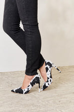 Load image into Gallery viewer, Her Walk of Fame 4&quot; Closed Toe Heels (multiple color options)
